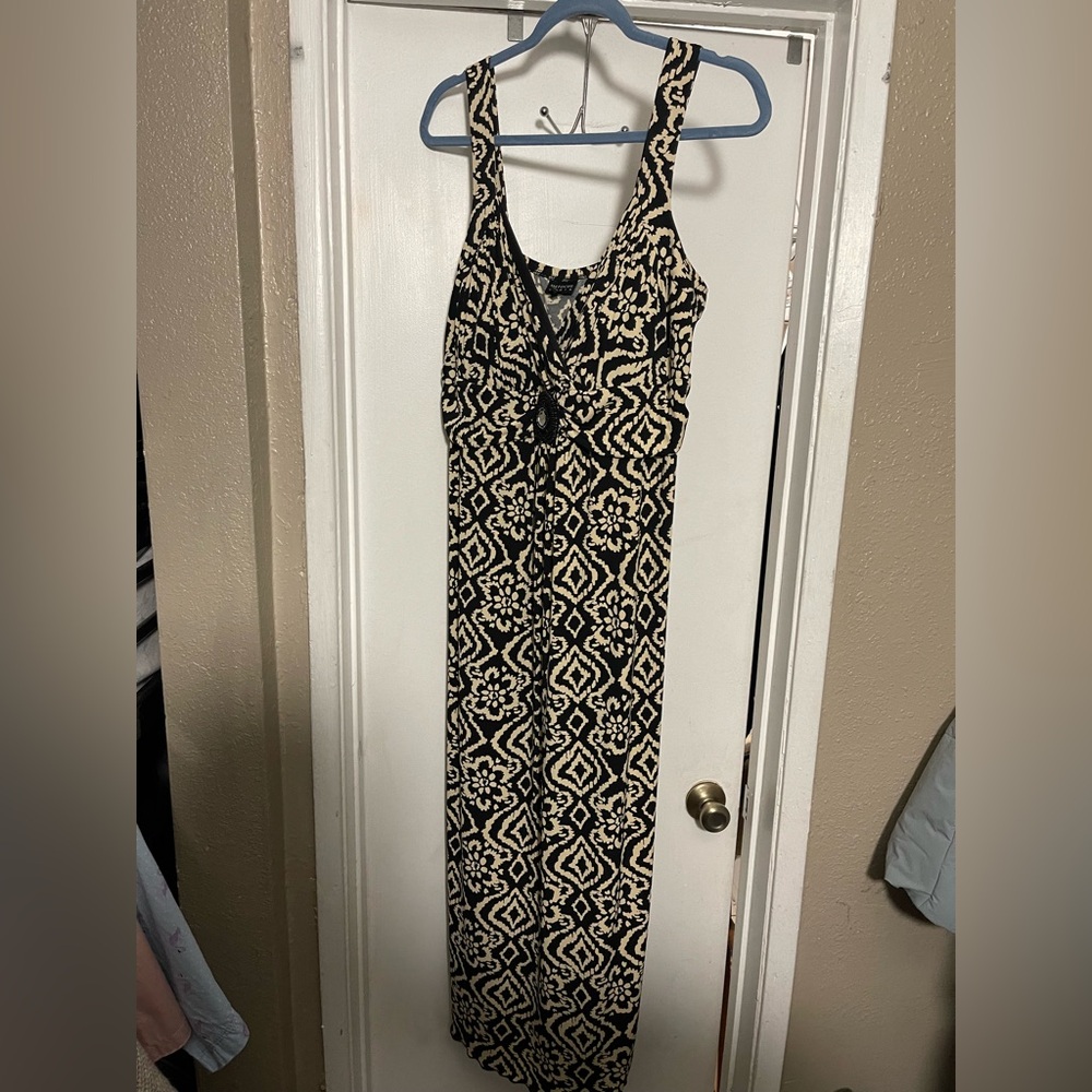 Enfocus Studio Black and White Sleeveless Halter Maxi Dress